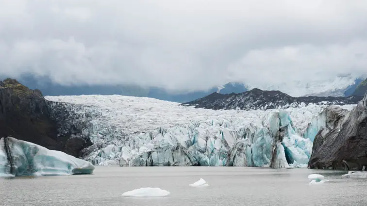 Estudo alerta que o degelo dos glaciares está a aumentar o risco de deslizamentos e tsunamis extremos em várias regiões do planeta